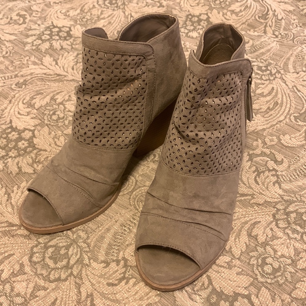 Altar'd State sueded perforated side zip shooties size 9.